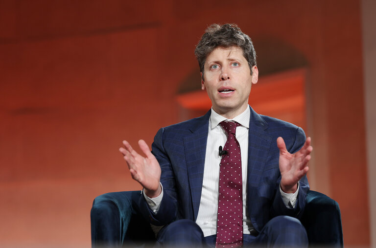 Molotov-koktélt dobtak Sam Altman otthonára